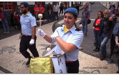 CHARANGA DA ASSOCIAÇÃO HUMANITÁRIA DOS BOMBEIROS VOLUNTÁRIOS DAS VELAS EM DESFILE – Vila das Velas – Ilha de São Jorge (c/ vídeo)