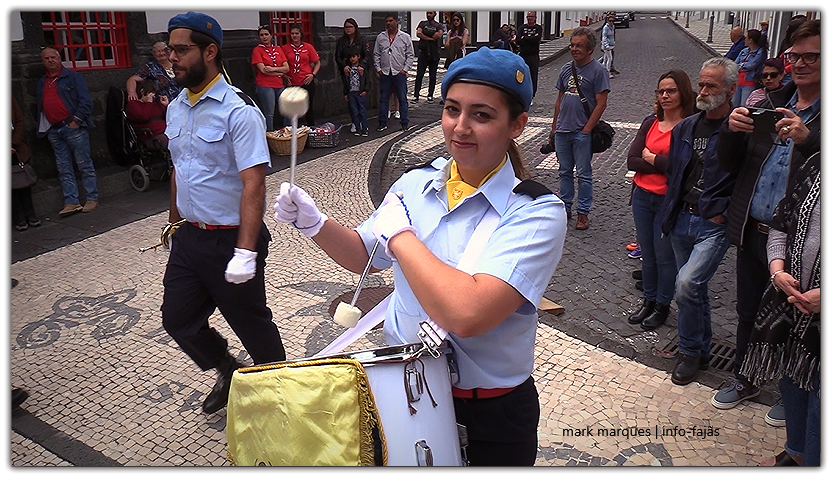 CHARANGA DA ASSOCIAÇÃO HUMANITÁRIA DOS BOMBEIROS VOLUNTÁRIOS DAS VELAS EM DESFILE – Vila das Velas – Ilha de São Jorge (c/ vídeo)