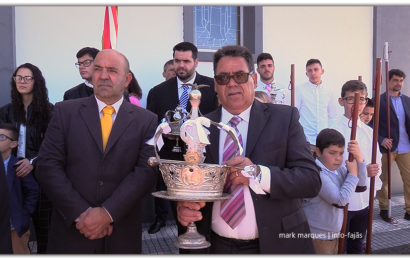 CHEGADA DAS COROAS DO DIVINO ESPÍRITO SANTO À IGREJA – Freguesia dos Rosais – Ilha de São Jorge (c/ vídeo)
