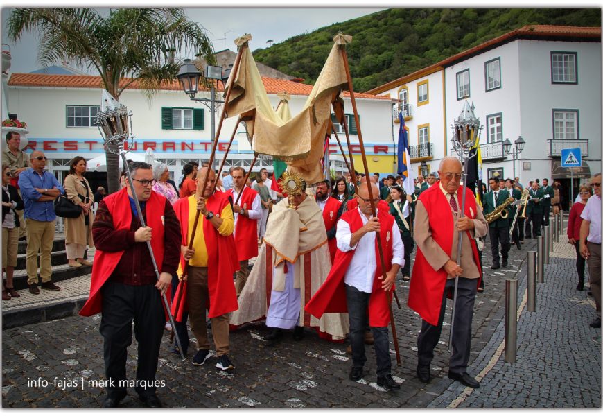 PROCISSÃO DO CORPO DE DEUS – VELAS – Ilha de São Jorge (c/ vídeo)