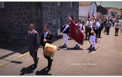 FOLIÕES NA FRENTE DO CORTEJO DA COROAÇÃO – DOMINGO DO DIVINO ESPÍRITO SANTO – Beira / Velas – Ilha de São Jorge (c/ vídeo)