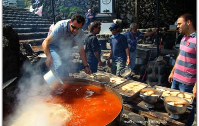 SOPAS DO ESPÍRITO SANTO SERVIDAS NO CALHAU – Fajã do Ouvidor – Ilha de São Jorge (c/ vídeo)