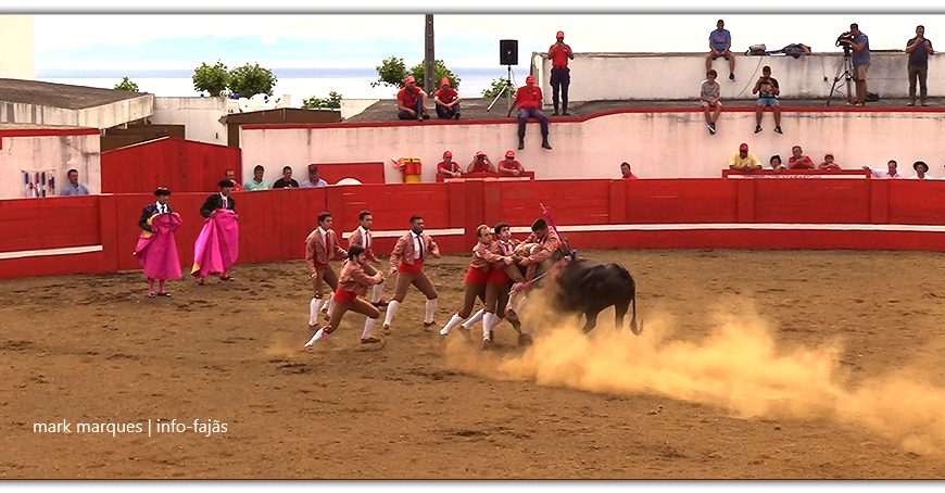 PEGA NA TOURADA DE PRAÇA DE SÃO JORGE – 32ª SEMANA CULTURAL DAS VELAS – 2019 – Ilha de São Jorge (c/ vídeo)