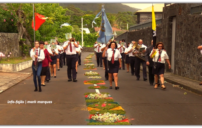 BANDAS FILARMÓNICAS DESFILAM NA FESTA DE SÃO MATEUS – Urzelina – Ilha de São Jorge (c/ vídeo)