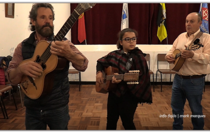 MARIA BETTENCOURT – Jovem com apenas 11 anos de idade, já toca Viola da Terra nos Bailes Regionais – Ilha de São Jorge (c/ vídeo)