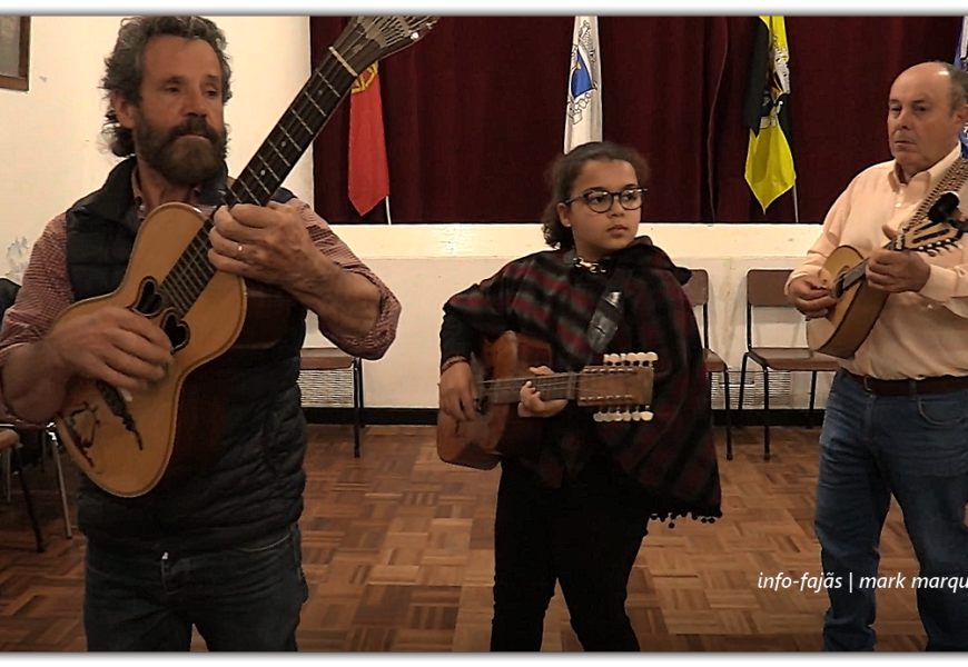 MARIA BETTENCOURT – Jovem com apenas 11 anos de idade, já toca Viola da Terra nos Bailes Regionais – Ilha de São Jorge (c/ vídeo) MARIA BETTENCOURT – Jovem com apenas 11 anos de idade, já toca Viola da Terra nos Bailes Regionais – Ilha de São Jorge (c/ vídeo)