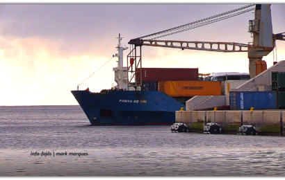 NAVIO PORTA CONTENTORES “PONTA DO SOL” DESCARREGA MERCADORIAS NO PORTO DAS VELAS – Ilha de São Jorge (c/ vídeo)