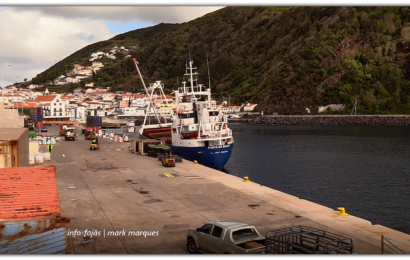 EMBARCAÇÃO “PONTA DA BARCA” TRANSPORTA MERCADORIAS PARA A ILHA DE SÃO JORGE (c/ vídeo)