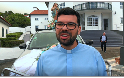 NA HORA DA DESPEDIDA PADRE RÚBEN PACHECO DEIXA MENSAGEM AOS EMIGRANTES E PAROQUIANOS – Rosais – Ilha de São Jorge (c/ vídeo)