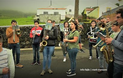 BANDA FILARMÓNICA PERCORRE TODAS AS CASAS DA FREGUESIA – Santo Amaro – Ilha de São Jorge (c/ vídeo)