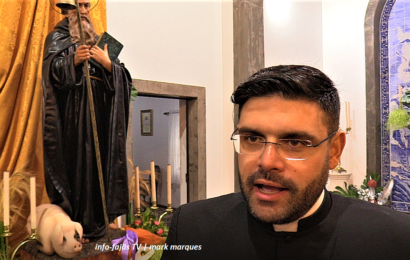 PÁROCO DE SANTO ANTÃO (Padre Dinis Silveira), deixa mensagem aos emigrantes – Ilha de São Jorge (c/ vídeo)