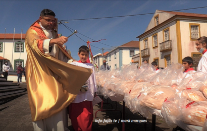 COROAÇÃO E DISTRIBUIÇÃO DE ESMOLAS – Santo Antão – Ilha de São Jorge (c/ vídeo)