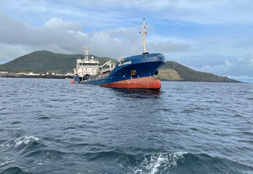 NAVIO-TANQUE “SÃO JORGE”, encalha no Ilhéu da Praia – Ilha Graciosa