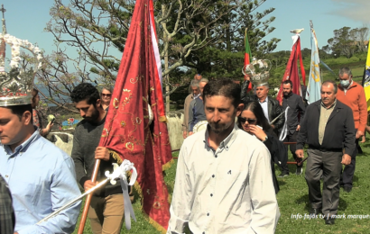 “CORTEJO DO DIVINO NO ADRO DA IGREJA DE SANTA BÁRBARA” – Manadas – Ilha de São Jorge (c/ vídeo)