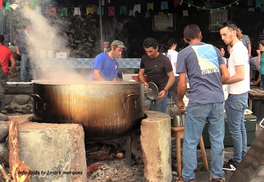 “AS SOPAS DO DIVINO NO CALHAU” – Fajã do Ouvidor – Norte Grande – Ilha de São Jorge (c/ vídeo)