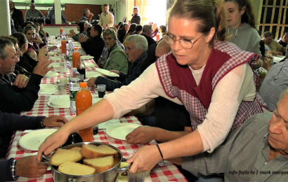 “Sopas do Espírito Santo” servidas ao almoço na Tertúlia Tauromáquica Jorgense – Ilha de São Jorge (c/ vídeo)