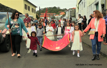 URZELINA – Cortejo de Coroação – 3º Jantar do Espírito Santo – Ilha de São Jorge (c/ vídeo)