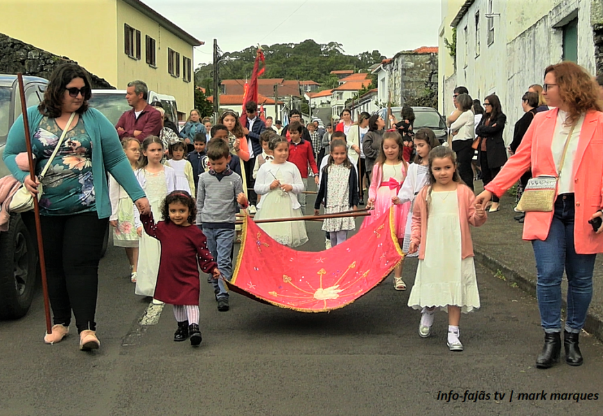 URZELINA – Cortejo de Coroação – 3º Jantar do Espírito Santo – Ilha de São Jorge (c/ vídeo)