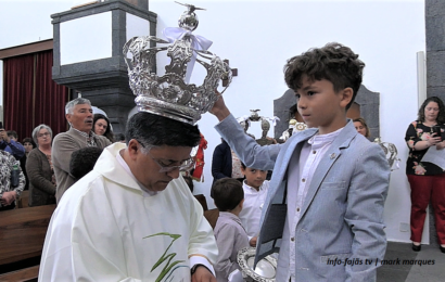 “Imposição das Coroas do Divino Espírito Santo – Eucaristia” – 3º Jantar do Espírito Santo – Urzelina – Ilha de São Jorge (c/ vídeo)