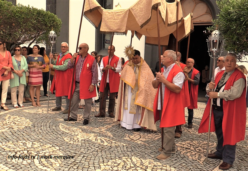 “BANDAS FILARMÓNICAS” da Vila das Velas participaram na “Procissão do Corpo de Deus” – Velas – Ilha de São Jorge (c/ vídeo) “BANDAS FILARMÓNICAS” da Vila das Velas participaram na “Procissão do Corpo de Deus” – Velas – Ilha de São Jorge (c/ vídeo)