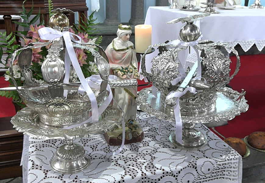 “Eucaristia / Imposição de Coroas” – Festa da Santíssima Trindade – Santo António / Norte Grande – Ilha de São Jorge (c/ vídeo)