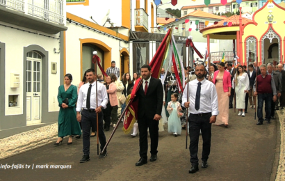 “COROAÇÃO / ESMOLAS” do 3º Jantar do Divino Espírito Santo – Vila do Topo – Ilha de São Jorge (c/ vídeo)