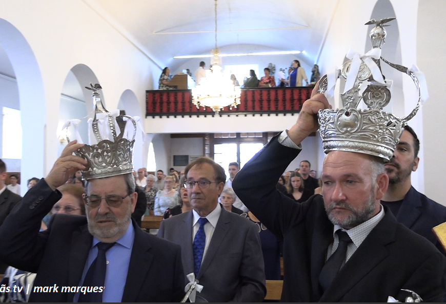 “IMPOSIÇÃO DE COROAS / EUCARISTIA” – Festa em honra ao Divino Espírito Santo – 6 º Jantar – Rosais – Ilha de São Jorge (c/ vídeo)