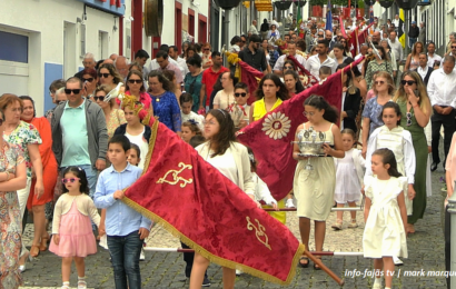 “O MAIOR CORTEJO DE COROAÇÃO DO DIVINO ESPÍRITO SANTO NA ILHA DE SÃO JORGE” – Império do Livramento – Vila das Velas  (c/ vídeo)