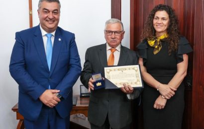 “ANTÓNIO SILVEIRA AGRACIADO COM MEDALHA DE OURO DO MUNICÍPIO DE VELAS” – Ilha de São Jorge  (23.04.2025) (c/ vídeo)