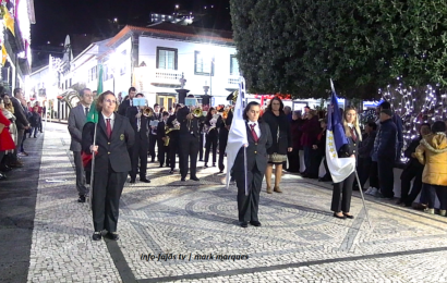 “BANDA FILARMÓNICA DE SANTO AMARO” desfila no “Dia das Montras” – Velas – Ilha de São Jorge (09.12.2025) (c/ vídeo)