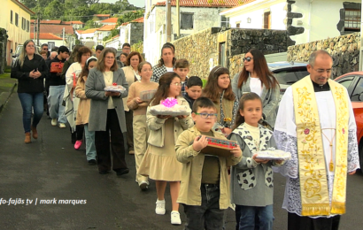 “CORTEJO E ARREMATAÇÃO DE OFERENDAS AO MENINO JESUS” – Urzelina – Ilha de São Jorge (04.01.2026) (c/ vídeo)