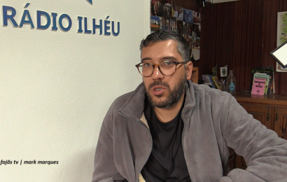 “RÁDIO ILHÉU” em Aniversário – Entrevista a Maurício de Jesus – Topo – Ilha São Jorge (21.02.2026) (c/ vídeo)
